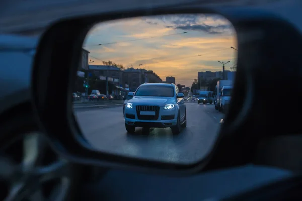 Pohled Přes Zpětné Zrcátko Automobilový Provoz Městské Ulici — Stock fotografie