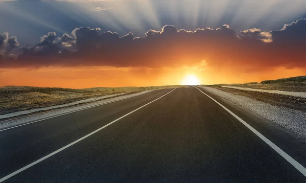 Estrada Iluminada Pelo Sol Pôr Sol Céu Nublado — Fotografia de Stock