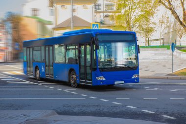 Otobüs cadde boyunca gider. Bulanık hareket