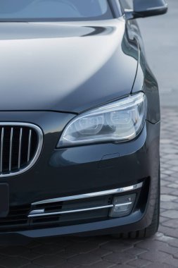 Modern prestijli arabanın far ışığı yakın plan.