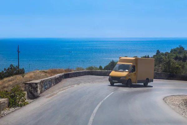 Camión Mueve Largo Sinuoso Camino Montaña Largo Orilla Del Mar —  Fotos de Stock