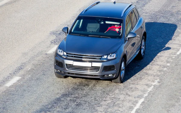 Luxury Car Moves City Street — Stock Photo, Image