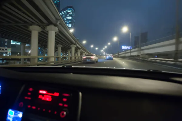 Вид Автомобиля Ночное Движение Центре Города — стоковое фото