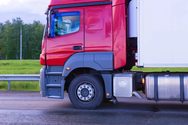 Rode Vrachtwagen Vervoert Vracht Snelweg — Stockfoto