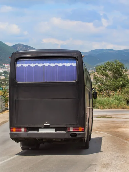 Автобус Движется Извилистой Горной Дороге Горах — стоковое фото