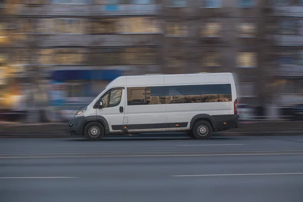 Minibus Porusza Się Wzdłuż Drogi Mieście Wzdłuż Budynków Mieszkalnych — Zdjęcie stockowe
