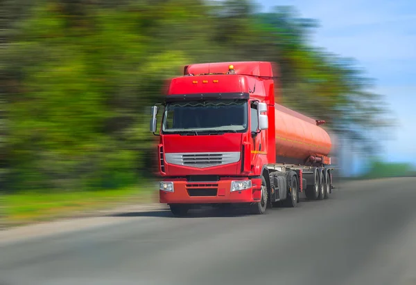 Czerwony Samochód Ciężarowy Transportuje Paliwo Kraju Autostrady — Zdjęcie stockowe