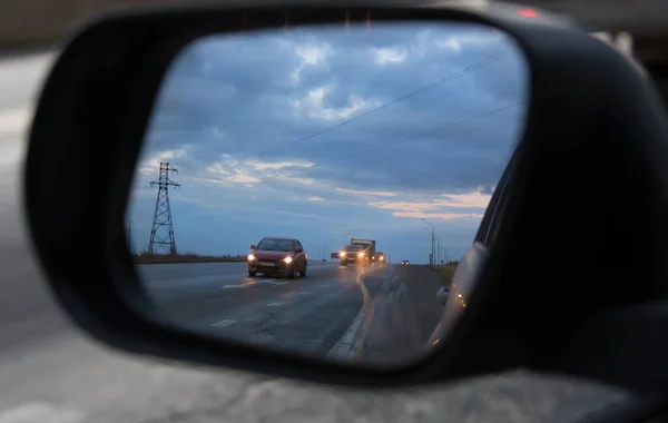 Provoz Venkovské Dálnici Odráží Zpětném Zrcátku Vozu — Stock fotografie