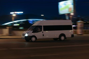 Minibus Şehir Merkezi 'ndeki Gece Caddesinde ilerliyor.