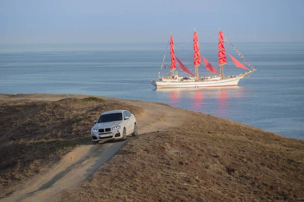 Żaglowiec Czerwonymi Żaglami Morzu Pojazdem Terenowym Wybrzeżu — Zdjęcie stockowe