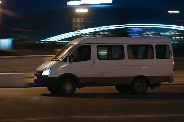 Minibuss Rör Sig Längs Night Street Centrum — Stockfoto