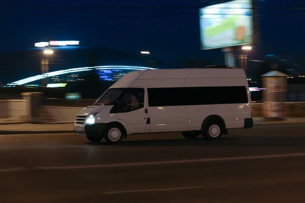 Minibús Mueve Largo Calle Nocturna Centro Ciudad — Foto de Stock