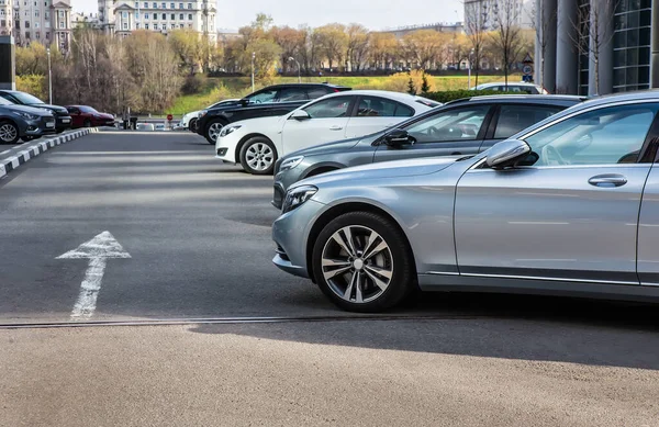 Coches Estacionamiento Cerca Edificios Oficinas Día Primavera —  Fotos de Stock