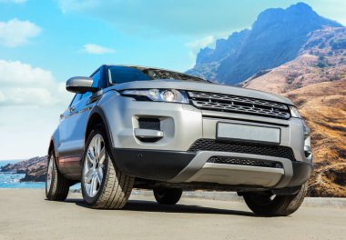 SUV deniz kıyısının yakınındaki yolda ilerliyor.
