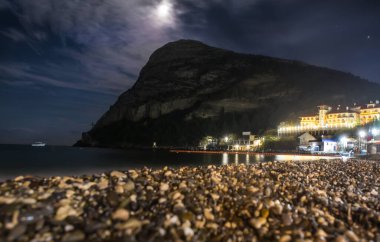 Kırım, Novy Svet gece yarısı pelerin lagünü ve sahildeki aydınlık binalar üzerine