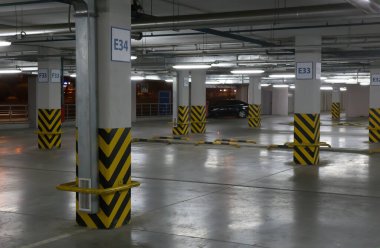 Alışveriş merkezindeki büyük otopark.