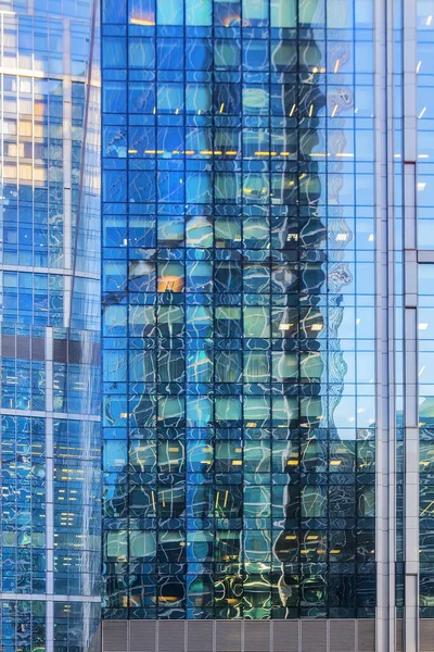 Стеклянный Фасад Современного Небоскреба Отражением Высотного Здания — стоковое фото