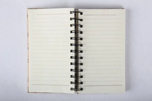 白い背景の上の空白のページに開かれた紙のノートブッククローズアップ — ストック写真