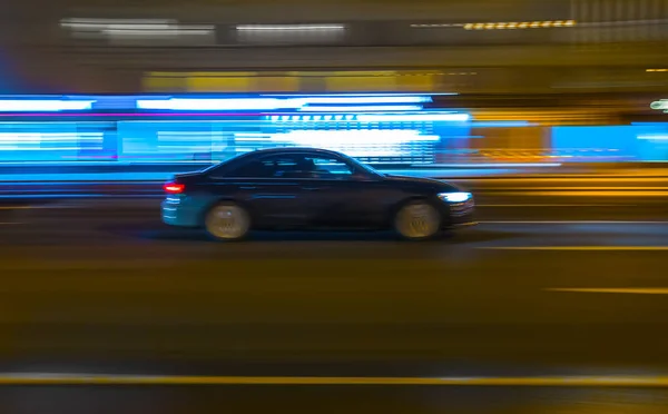 Carro Preto Dirige Longo Uma Rua Cidade Noite Movimento Desfocado — Fotografia de Stock