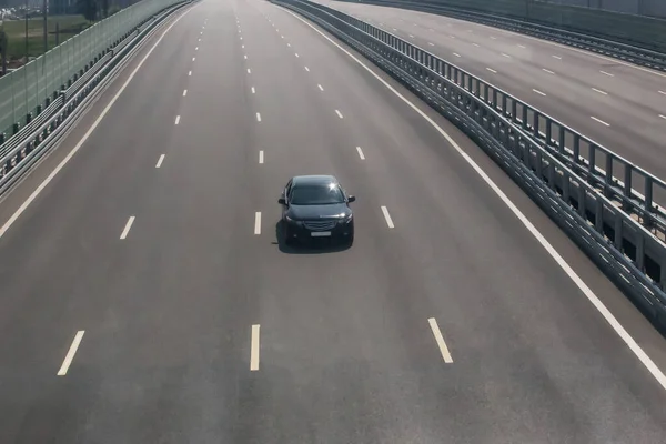 Einsames Auto Fährt Auf Leerer Mehrspuriger Autobahn — Stockfoto