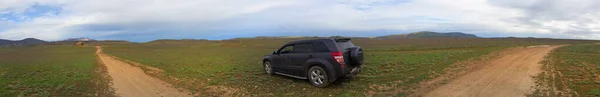 Panorama Suv Dirt Road Field Leading Mountains — Stock Photo, Image