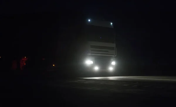 Вантажівка Рухається Темряві Вздовж Нічної Дороги Крупний План Розмивання Руху — стокове фото