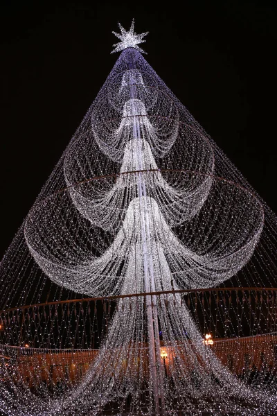 Árvore Natal Noite Feita Guirlandas Brilhantes Uma Armação Metal — Fotografia de Stock