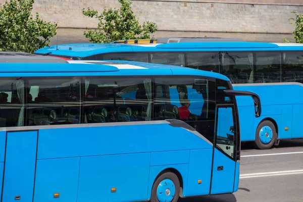 Turistické Autobusy Pohybují Opačným Směrem Podél Městské Ulice — Stock fotografie