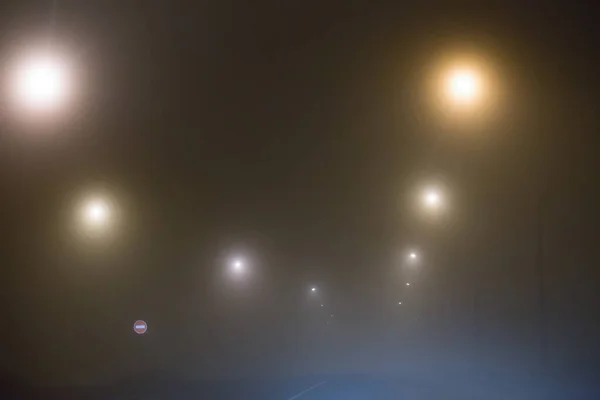 Niebla Gruesa Camino Campo Iluminado Por Farolas —  Fotos de Stock