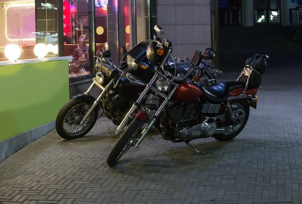 Motorfietsen Parkeerplaats Nachts Bij Bar — Stockfoto