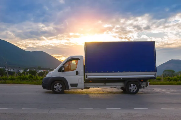 Lkw Fährt Morgengrauen Vor Dem Hintergrund Der Berge Die Straße — Stockfoto