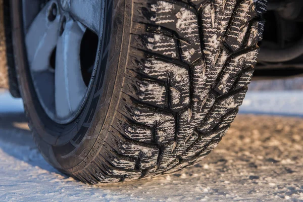 Automobilové Kolo Zimou Posázené Běhouny Zasněžené Silnici Detailní Záběr — Stock fotografie