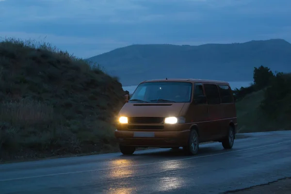 Minivan Pohybuje Noci Podél Klikaté Horské Silnice Blízkosti Mořského Pobřeží — Stock fotografie