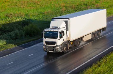 Otobanda Büyük Güçlü Kamyon Hareketleri