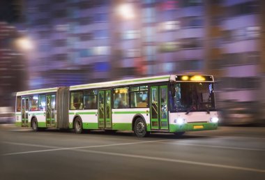 Otobüs geceleri şehir caddesinde hareket eder.