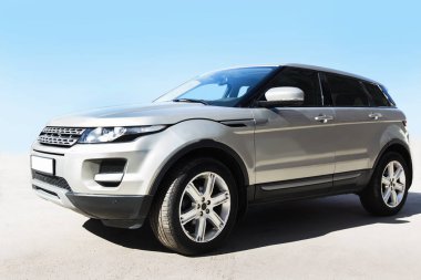 Lüks yollarda gökyüzüne karşı geçiş