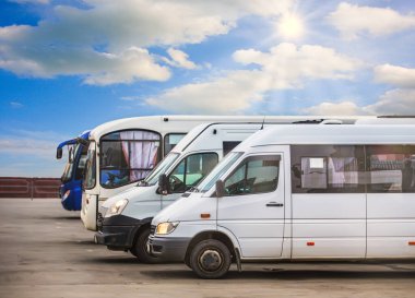 Coudy Sky 'ın Arkaplanına Park Eden Turist Otobüsleri
