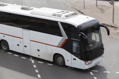 Mi-lane otobanında turist otobüsü turları