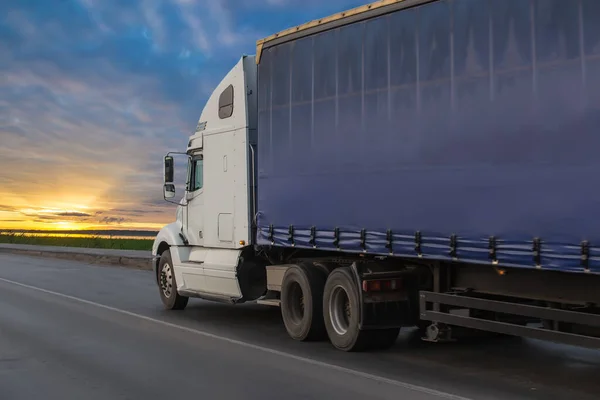 Stor Lastbil Semi Trailer Rör Sig Motorvägen Mot Solnedgången — Stockfoto