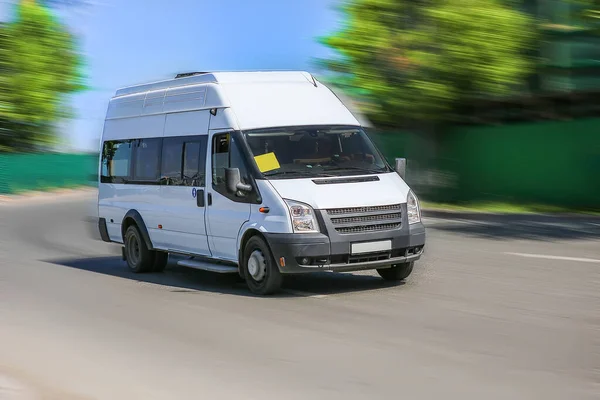 Minibus Jedzie Wiejskiej Autostradzie Wzdłuż Lasu — Zdjęcie stockowe