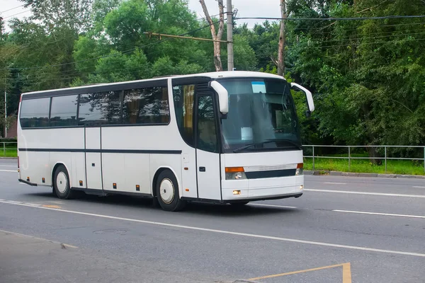 Paseos Autobús Turístico Blanco Carretera — Foto de Stock