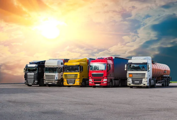 Påhängsvagnar Truckar Rad Parkeringen Mot Himlen — Stockfoto