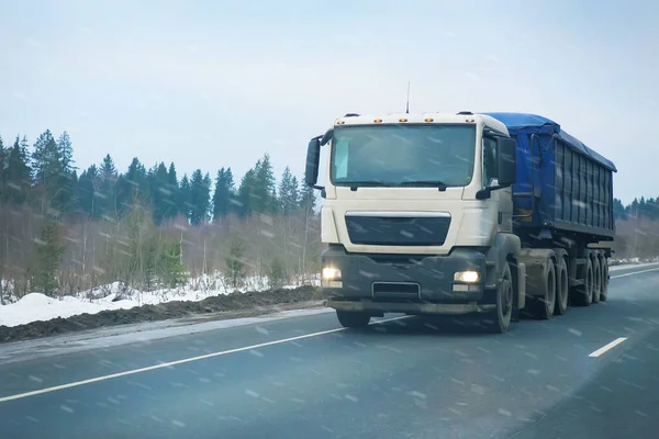 Vrachtwagen Gaat Winterweg Naar Sneeuwstorm — Stockfoto