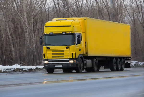 Vinter Gul Lastbil Går Motorvägen — Stockfoto