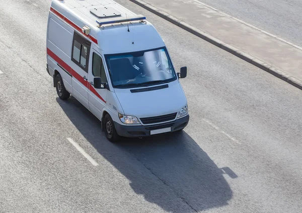 救护车在城市道路上行驶 — 图库照片