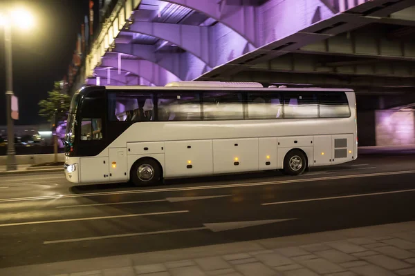 公共汽车晚上在黑暗的城市街道上行驶 模糊的背景 — 图库照片