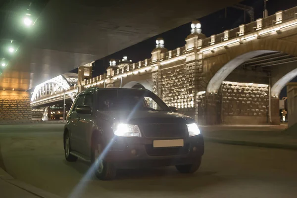 Машина Вночі Під Мостами Місті — стокове фото