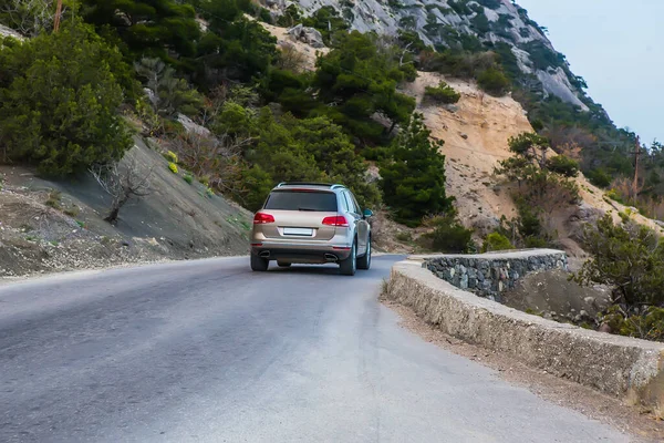 Auto Beweegt Zich Overdag Langs Een Kronkelende Weg Bergen — Stockfoto