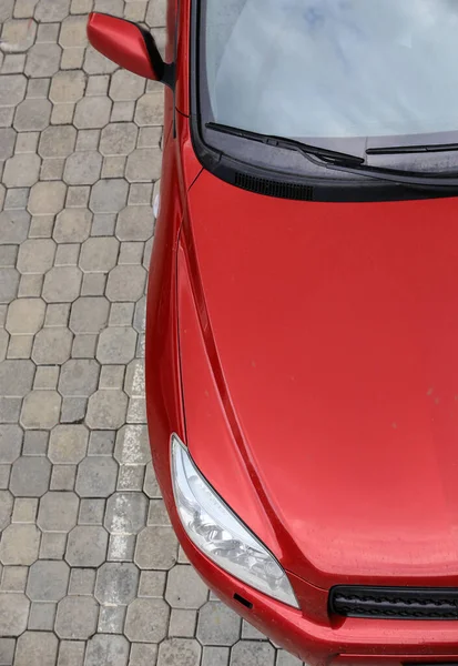 Blick Von Oben Auf Rotes Auto Aus Nächster Nähe — Stockfoto