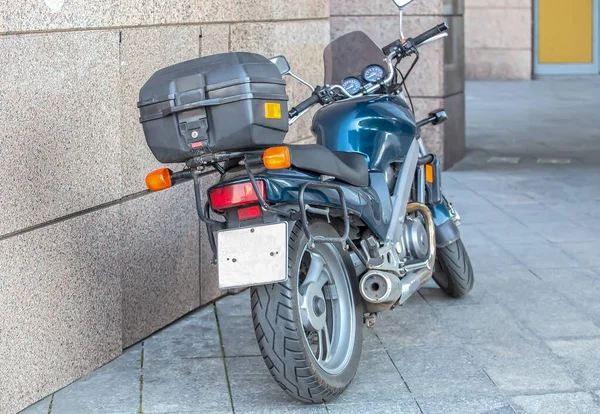 Motocicleta Moderna Estacionada Pared —  Fotos de Stock